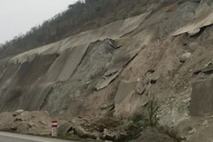 Một số vị trí cục bộ trên mái taluy của gói thầu A7 trên tuyến cao tốc Nội Bài-Lào Cai bị sạt lở. (Ảnh: otofun)