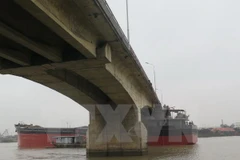 Việc bố trí phao tiêu, biển báo, điều tiết phương tiện sẽ kéo giảm tai nạn giao thông đường thủy. (Ảnh: Mạnh Minh/TTXVN)