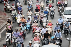 Xe máy đang sử dụng tham gia giao thông là nguồn chính thải ra phần lớn các chất gây ô nhiễm không khí. (Ảnh: Doãn Đức/Vietnam+)