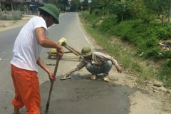 Thanh tra trách, mắng người dân “vá đường” là hành vi thiếu tôn trọng