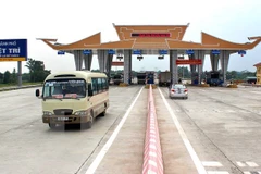 Trạm thu phí trên cầu Hạc Trì. (Ảnh: Trung Kiên/TTXVN)