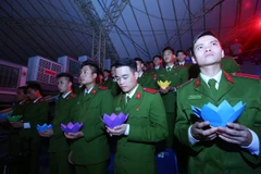 Ngọn đèn hoa đăng được thắp lên để tưởng nhớ những người đã mất vì tai nạn giao thông. (Ảnh: Huy Hùng/TTXVN)