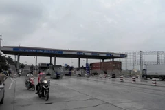 Phương tiện lưu thông qua trạm thu phí số 2 trên Quốc lộ 5. (Ảnh: Việt Hùng/Vietnam+)