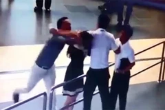 Hai hành khách hành hung nữ nhân viên của Vietnam Airlines. (Ảnh cắt từ clip Cảng vụ Hàng không miền Bắc)