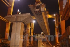 Lao lắp dầm tuyến đường sắt đô thị Cát Linh-Hà Đông. (Ảnh: Việt Hùng/Vietnam+)