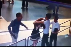 Hai hành khách hành hung nữ nhân viên của Vietnam Airlines. (Ảnh cắt từ clip Cảng vụ Hàng không miền Bắc)