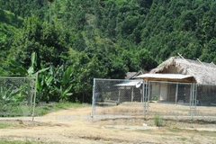 Một trong những vị trí hàng rào của tuyến đường cao tốc Nội Bài-Lào Cai bị người dân phá dỡ. (Ảnh: Việt Hùng/Vietnam+)