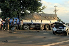 Hiện trường một vụ tai nạn giao thông nghiêm trọng. (Ảnh: TTXVN)