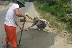 Đình chỉ 3 cán bộ Thanh tra trách, mắng người dân tự ý “vá đường” 