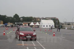 Học viên được hướng dẫn những kiến thức về lái xe an toàn. (Ảnh: Việt Hùng/Vietnam+)