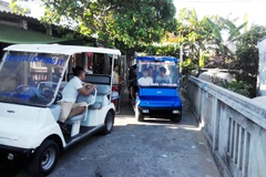 Xe chở người bốn bánh có gắn động cơ chạy xăng thích hợp hoạt động trong khu vực phạm vi hạn chế hẹp. (Ảnh: Việt Hùng/Vietnam+)