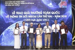 Đại diện Báo điện tử VietnamPlus nhận giải Nhất với tác phẩm “Việt Nam vươn lên về mọi mặt sau 70 năm lập quốc". (Ảnh: Minh Chiến/Vietnam+)
