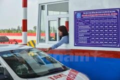 Thu phí phương tiện trên tuyến đường cao tốc Hà Nội-Hải Phòng. (Ảnh: Minh Sơn/Vietnam+)