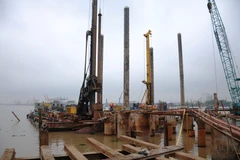 Nhà thầu thi công khoan cọc trụ tháp cầu Bạch Đằng. (Ảnh: Việt Hùng/Vietnam+)