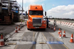 Trạm cân tiến hành kiểm tra tải trọng xe. (Ảnh: Việt Hùng/Vietnam+)