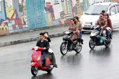 Cảnh sát giao thông sẽ xử lý nghiêm người điều khiển xe máy không đội mũ bảo hiểm, vượt quá tốc độ. (Ảnh: TTXVN)