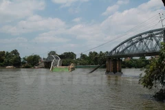 Chiếc sà lan bị chết máy đã đâm sập 2 nhịp giữa Cầu Ghềnh bắc qua sông Đồng Nai. (Ảnh: Sỹ Tuyên/Vietnam+)