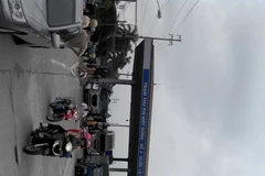 Người dân sinh sống gần trạm thu phí số 2 trên Quốc lộ 5 và đi lại thường xuyên cho rằng mức phí quá cao. (Ảnh: Việt Hùng/Vietnam+)