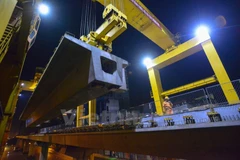 Thi công lao lắp dầm tuyến đường sắt đô thị Cát Linh-Hà Đông. (Ảnh: Minh Sơn/Vietnam+)