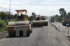 Nhà thầu đang tiến hành thi công đường Hồ Chí Minh. (Ảnh: Cao Nguyên/TTXVN)