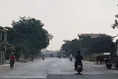 Nhà thầu chưa thể thảm xong bêtông nhựa lớp trên cùng và các hạng mục an toàn giao thông chưa hoàn thiện. (Ảnh: Việt Hùng/Vietnam+)