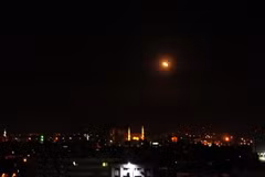 Tên lửa đất đối không được lực lượng phòng không Syria phóng lên bầu trời Damascus sau đợt tấn công của liên quân Mỹ-Anh-Pháp. (Nguồn: THX/TTXVN)