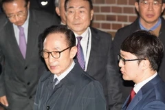 Cựu Tổng thống Hàn Quốc Lee Myung-bak được áp giải khỏi nhà riêng ở Seoul sau khi có lệnh bắt giữ của Tòa án. (Nguồn: THX/TTXVN)