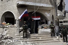 Binh sỹ Chính phủ Syria gác tại một chốt quân sự ở Jobar, khu vực lân cận Đông Ghouta. (Nguồn: THX/TTXVN)