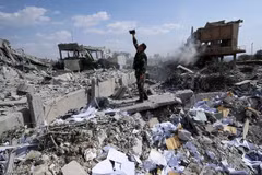 Một người lính Syria chụp ảnh tại đống đổ nát ở Trung tâm nghiên cứu khoa học gần Damascus (Nguồn: AP)