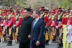 Tổng thống Hàn Quốc Moon Jae-in (phải) và Nhà lãnh đạo Triều Tiên Kim Jong-un (trái) duyệt đội danh dự tại quảng trường ở làng đình chiến Panmunjom. (Nguồn: AFP/TTXVN)
