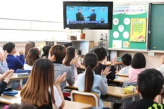 Học sinh tiểu học tại Yongin, Hàn Quốc theo dõi truyền hình trực tiếp cuộc gặp thượng đỉnh liên Triều. (Nguồn: Yonhap/TTXVN)