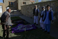 Thi thể các nạn nhân tại hiện trường vụ tấn công do Taliban tiến hành nhằm vào chốt an ninh của chính quyền ở Khwaja Omari, Afghanistan. (Nguồn: AFP/TTXVN)