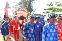 Nghi lễ rước kiệu tại Lễ hội Nghinh Ông Nam Hải Bạc Liêu. (Ảnh: Như Bình/TTXVN)