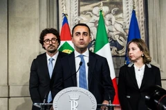 Lãnh đạo M5S Luigi Di Maio (giữa) tại cuộc họp báo ở Rome. (Nguồn: THX/TTXVN)