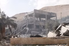 Cảnh đổ nát tại Trung tâm nghiên cứu khoa học ở Barzeh, ngoại ô phía đông bắc Damascus sau cuộc tấn công của Mỹ- Anh-Pháp. (Nguồn: THX/TTXVN)