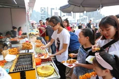 Đông đảo du khách thưởng thức các món ăn tại các gian hàng. (Ảnh: Thành Đạt/TTXVN)