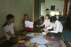 Gia đình vợ chồng chị Ponh (mặc áo màu), anh Win, làng Nglơm Thung, xã Ia Pết, huyện Đăk Đoa (Gia Lai) là một trong số nạn nhân bị bà Thanh lừa. (Ảnh: Hồng Điệp/TTXVN)