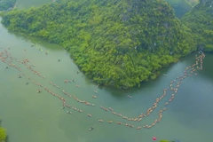 Hàng nghìn thuyền hội trên dòng sông di sản mang một vẻ đẹp mà không nơi nào có được. (Ảnh: Minh ĐứcTTXVN)