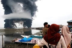 Khói đen bốc nghi ngút tại hiện trường vụ cháy. (Nguồn: THX/TTXVN)