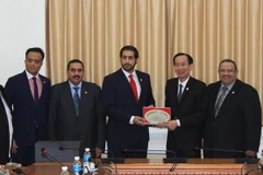 Phó Chủ tịch Ủy ban nhân dân Thành phố Hồ Chí Minh, ông Lê Thanh Liêm tiếp Hoàng thân Sheik Daij bin Isa Al Khalifa, Chủ tịch Hội đồng Kinh doanh ASEAN-Bahrain. (Ảnh: Xuân Khu/TTXVN)