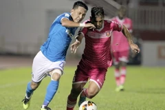 Pha tranh bóng giữa cầu thủ hai đội Sài Gòn (áo hồng) và đội Than Quảng Ninh. (Ảnh: Quang Nhựt/TTXVN)