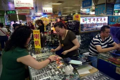 Người dân mua sắm tại trung tâm thương mại ở Thâm Quyến. (Nguồn: AFP/TTXVN)