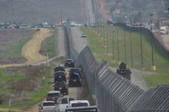 Đoàn xe của Tổng thống Mỹ Donald Trump thị sát khu vực bức tường biên giới với Mexico. (Nguồn: AFP/TTXVN)