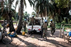 Binh sỹ thuộc MONUSCO làm nhiệm vụ tại khu vực Kamonia, một trong những nơi giao tranh ác liệt nhất ở Kasal, CHDC Congo. (Nguồn: AFP/TTXVN)