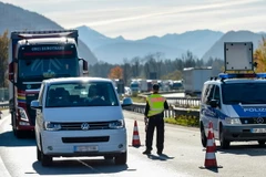 Cảnh sát Đức kiểm tra tại khu vực biên giới giữa Áo và Đức tại thành phố Kiefersfelden, miền Nam nước Đức. (Nguồn: AFP/TTXVN)