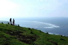 Biển Lý Sơn nhìn từ trên núi Thới Lới sang phía đảo bé An Bình. (Ảnh: Quý Trung/TTXVN)