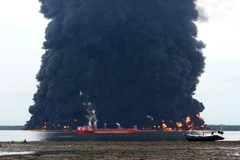 Khói đen bốc nghi ngút tại hiện trường vụ cháy. (Nguồn: THX/TTXVN)