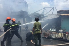 Tiền Giang: Cháy giữa khu dân cư, khói đen bốc cao hàng trăm mét