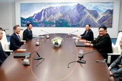 Bà Kim Yo-jong (ngoài cùng bên phải) tại cuộc hội đàm thượng đỉnh ở Nhà Hòa bình thuộc làng đình chiến Panmunjom. (Nguồn: EPA/TTXVN) 