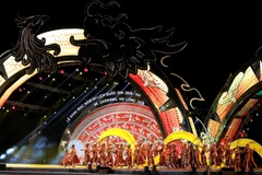 Sàn sân khấu được gia cố đặc biệt để có thể đưa lên đó hơn 1.000 diễn viên, nghệ sỹ cùng nhiều xe hoa. (Ảnh: Thành Đạt/TTXVN)